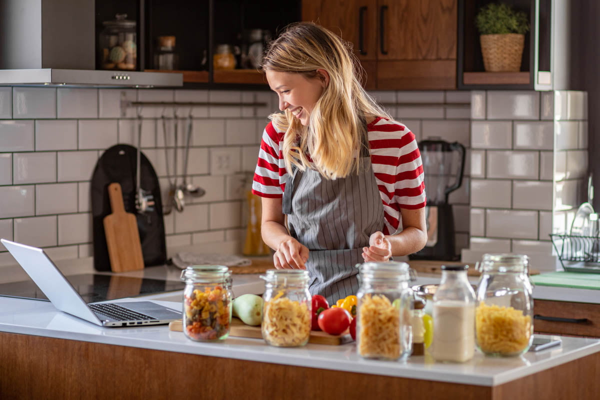 woman using SEO strategy for her recipes